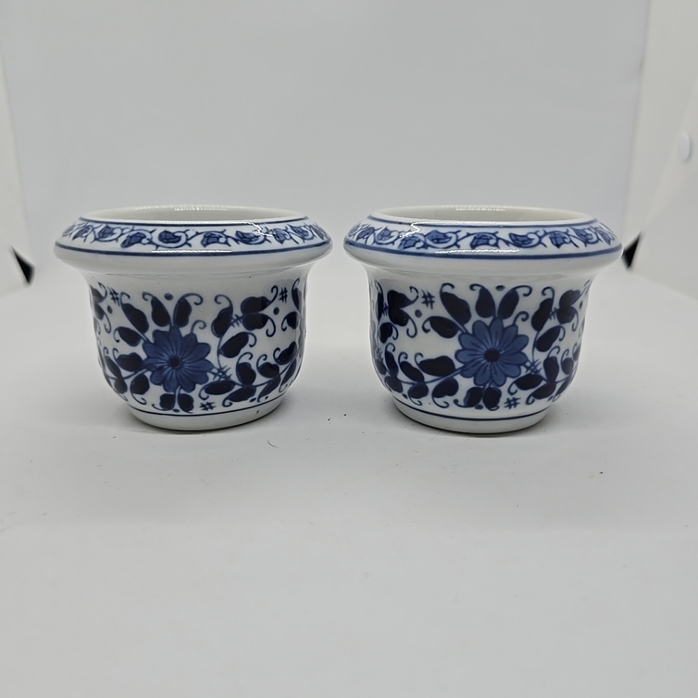 Set of 2 miniature Chinese pots or bowls. White Blue porcelain Flower Leaves